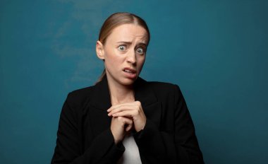 Endişeli, stresli, endişeli ve korkmuş, panikleyen ve dişlerini sıkan