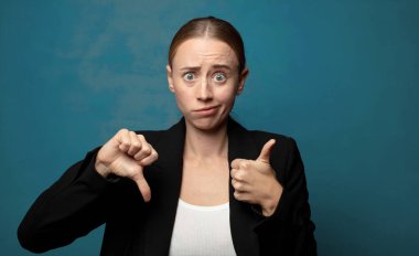 Kafası karışık, bilgisiz ve kararsız hissediyorum, iyi ve kötünün farklı seçenekleri ya da seçenekleri tartıyorum.