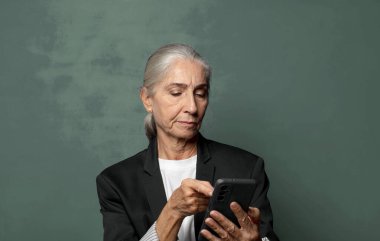 Akıllı telefonlu yaşlı kadın.