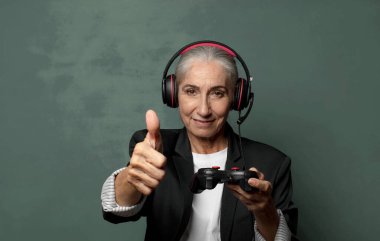 Kulaklık takmış video oyunu oynayan olgun bir adamın portresi