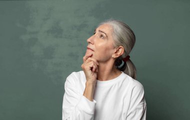  Gülümseyerek mutlu ve hayal kurarak ya da şüphe duyarak, yan tarafa bakarak