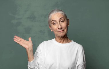  Gülümseyen, kendinden emin, başarılı ve mutlu hisseden, fotokopi alanında konsept veya fikir gösteren