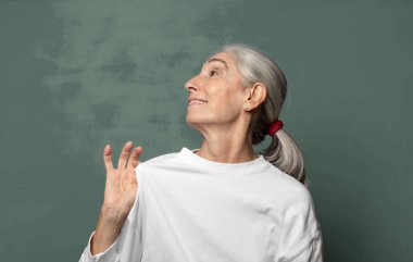  Kibirli, başarılı, pozitif ve gururlu görünüyor, kendini gösteriyor.