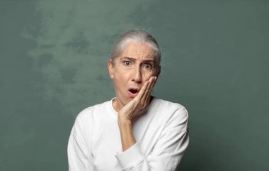  Şok oldum ve ağzım açık inanmamak için yüz yüze sarıldım.