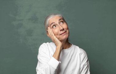  Sıkıldım, hayal kırıklığına uğradım ve uykum geldi. Yorucu, sıkıcı ve can sıkıcı bir işin ardından ellerimle yüzümü tuttum.