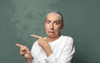  Şaşırmış ve şaşırmış hissediyorum, yan taraftaki fotokopi alanını göstererek, şaşkın, açık ağızlı bir bakışla