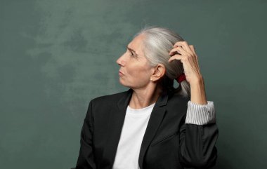  Şaşkın ve şaşkın hissediyorum, başımı kaşıyorum ve yan tarafa bakıyorum.