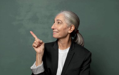  Mutlu bir şekilde gülümsemek ve yan bakmak, merak etmek, düşünmek ya da bir fikir sahibi olmak.