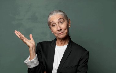  Gururla ve özgüvenle gülümseyen, mutlu ve tatmin olmuş hisseden ve fotokopi alanında bir konsept gösteren