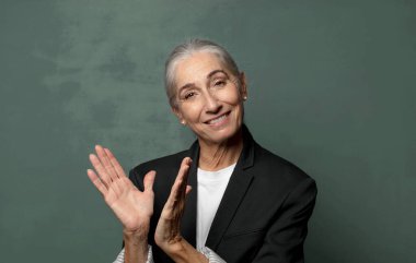  Mutlu ve başarılı hissediyorum, gülümsüyorum ve alkışlıyorum, alkışlarla tebrik ediyorum.