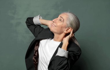  Gülümseyen ve rahat hisseden, mutlu ve kaygısız, olumlu ve rahatlatıcı