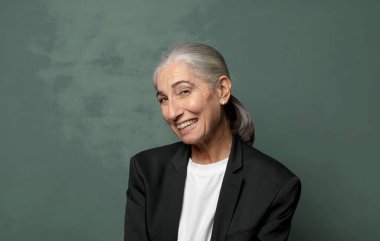  Mutlu ve arkadaş canlısı görünüyor, gülümsüyor ve sana olumlu bir tavırla göz kırpıyor.