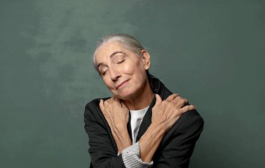  Aşık olmak, gülümsemek, kendine sarılmak, bekar kalmak, bencil ve bencil olmak.