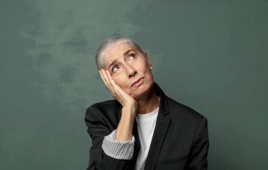  Sıkıldım, hayal kırıklığına uğradım ve uykum geldi. Yorucu, sıkıcı ve can sıkıcı bir işin ardından ellerimle yüzümü tuttum.