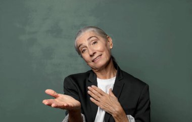  Mutlu ve aşık olmak, bir elin kalbimin yanında, diğer elin önde uzanmış şekilde gülümsemek.