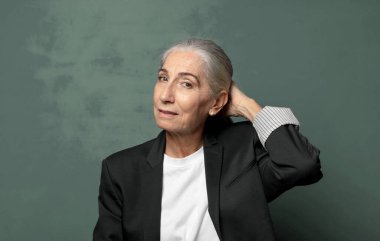  Neşeli ve gelişigüzel gülümseyen, pozitif, mutlu ve kendinden emin bir bakışla göğüs göğüse duran