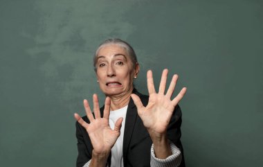  Korkuyorum, geri çekiliyorum ve korku ve panik içinde çığlık atıyorum. Kabusa tepki veriyorum.