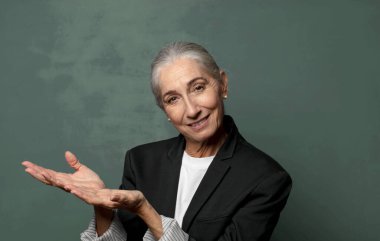  Gülümseyen, kendinden emin, başarılı ve mutlu hisseden, fotokopi alanında konsept veya fikir gösteren