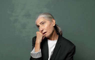  Üzgün ve stresli hissediyorum, kötü bir sürpriz yüzünden üzgün, olumsuz, endişeli bir bakışla