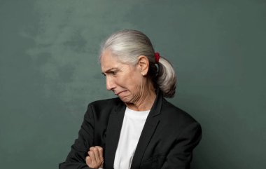  Hoşnutsuz ve hayal kırıklığına uğramış hissediyorum, ciddi görünüyor, kızgın ve çapraz kollara kızgın.