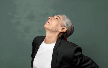  Endişeli, hasta, hasta ve mutsuz hissediyorum. Ağrılı bir sırt ağrısı çekiyorum.