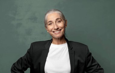  Mutlu bir şekilde gülümsüyor, elleri kalçasında ve kendinden emin, gururlu ve arkadaş canlısı bir tavırla