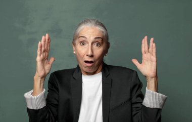  Bir nesneyi iki eliyle tutmak, bir nesneyi göstermek, sunmak veya reklamını yapmak