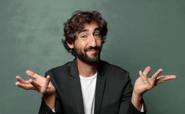  Kafası karışmış, kafası karışmış, kuşkulu, farklı seçenekleri tartıyor ya da seçiyor.