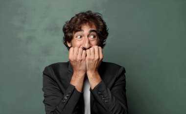  Endişeli, endişeli, stresli ve korkmuş görünüyor, tırnaklarını yiyor ve yanal kopya alanı arıyor.