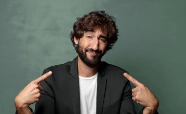  Gururlu, kibirli, mutlu, şaşırmış ve tatmin olmuş, kendini gösteren, kazanan gibi hisseden