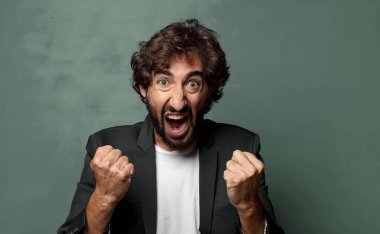  Sinirli, hayal kırıklığına uğramış, kızgın bakışlar ve sıkı yumruklarla bağırmak, öfkeli hissetmek.