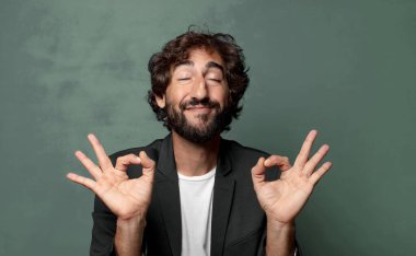  odaklanmış ve meditasyon yapan, tatmin olmuş ve rahatlamış hisseden, düşünen ya da bir seçim yapan