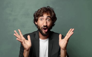  Mutlu, heyecanlı, şaşırmış ya da şok olmuş, gülümseyen ve hayrete düşmüş.