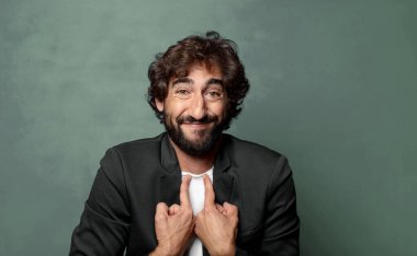  Mutlu, şaşkın ve gururlu hissediyorum. Heyecanlı ve şaşkın bir bakışla kendimi gösteriyorum.