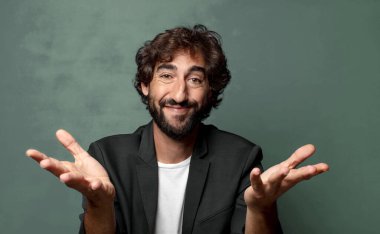  Gülümseyerek sıcak, dostça, sevgi dolu kucaklaşmayla mutlu ve sevimli hissederek.