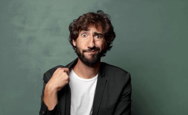  Stresli, endişeli, yorgun ve hayal kırıklığına uğramış, gömleğini çekmiş, sorunlu görünüyor.