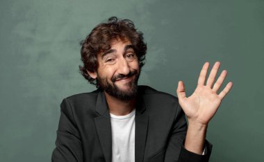  Mutlu ve mutlu bir şekilde gülümseyen, el sallayan, seni selamlayan, ya da hoşça kal diyen