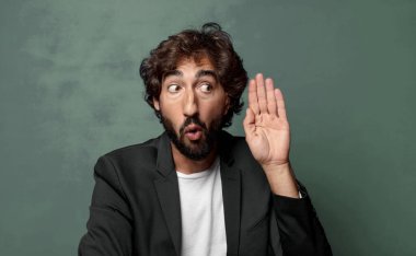  Ciddi ve meraklı görünmek, dinlemek, gizli bir konuşma ya da dedikodu duymaya çalışmak, kulak misafiri olmak.