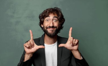  Mutlu, arkadaş canlısı ve pozitif hissediyorum, gülümsüyor ve elleriyle bir portre veya fotoğraf çerçevesi yapıyor.