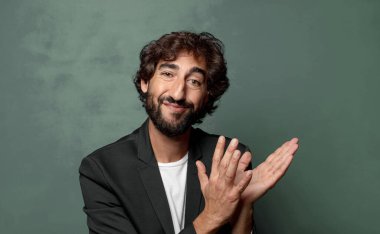  Mutlu ve başarılı hissediyorum, gülümsüyorum ve alkışlıyorum, alkışlarla tebrik ediyorum.