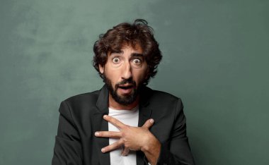  Şok olmuş, şaşırmış ve şaşırmış hissediyorum, ellerim göğsümde ve ağzım açık, kim olduğumu söylüyorum, ben?