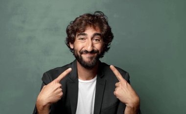  Kendine güvenen gülümseme, geniş gülümseme, pozitif, rahat, tatmin olmuş tavır.