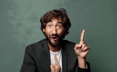  Gururlu ve şaşırmış hissediyorum, özgüvenimi gösteriyorum, kendimi başarılı hissediyorum.