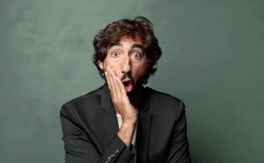  Şok oldum ve ağzım açık inanmamak için yüz yüze sarıldım.