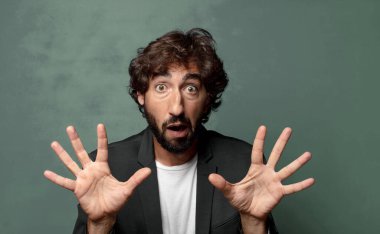  Sersemlemiş ve korkmuş hissediyorum. Korkutucu bir şeyden korkuyorum. Ellerim açık, uzak dur diyorum.