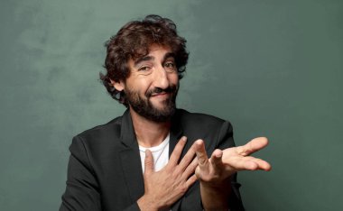  Mutlu ve aşık olmak, bir elin kalbimin yanında, diğer elin önde uzanmış şekilde gülümsemek.