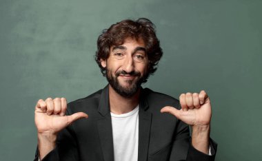  Gururlu, kibirli ve kendinden emin, tatmin olmuş ve başarılı görünüyor, kendini işaret ediyor.