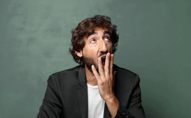  Sabahın köründe tembelce esniyor, uykulu, yorgun ve sıkkın görünüyor.