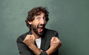  Neşeli bir şekilde gülümseyen ve kutlayan, yumruklarını sıkan, kollarını kavuşturan, mutlu ve pozitif hisseden