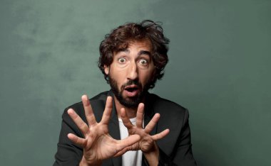  Korkuyorum, geri çekiliyorum ve korku ve panik içinde çığlık atıyorum. Kabusa tepki veriyorum.